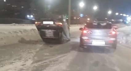Водитель положил свое авто на крышу на выезде из Петрозаводска