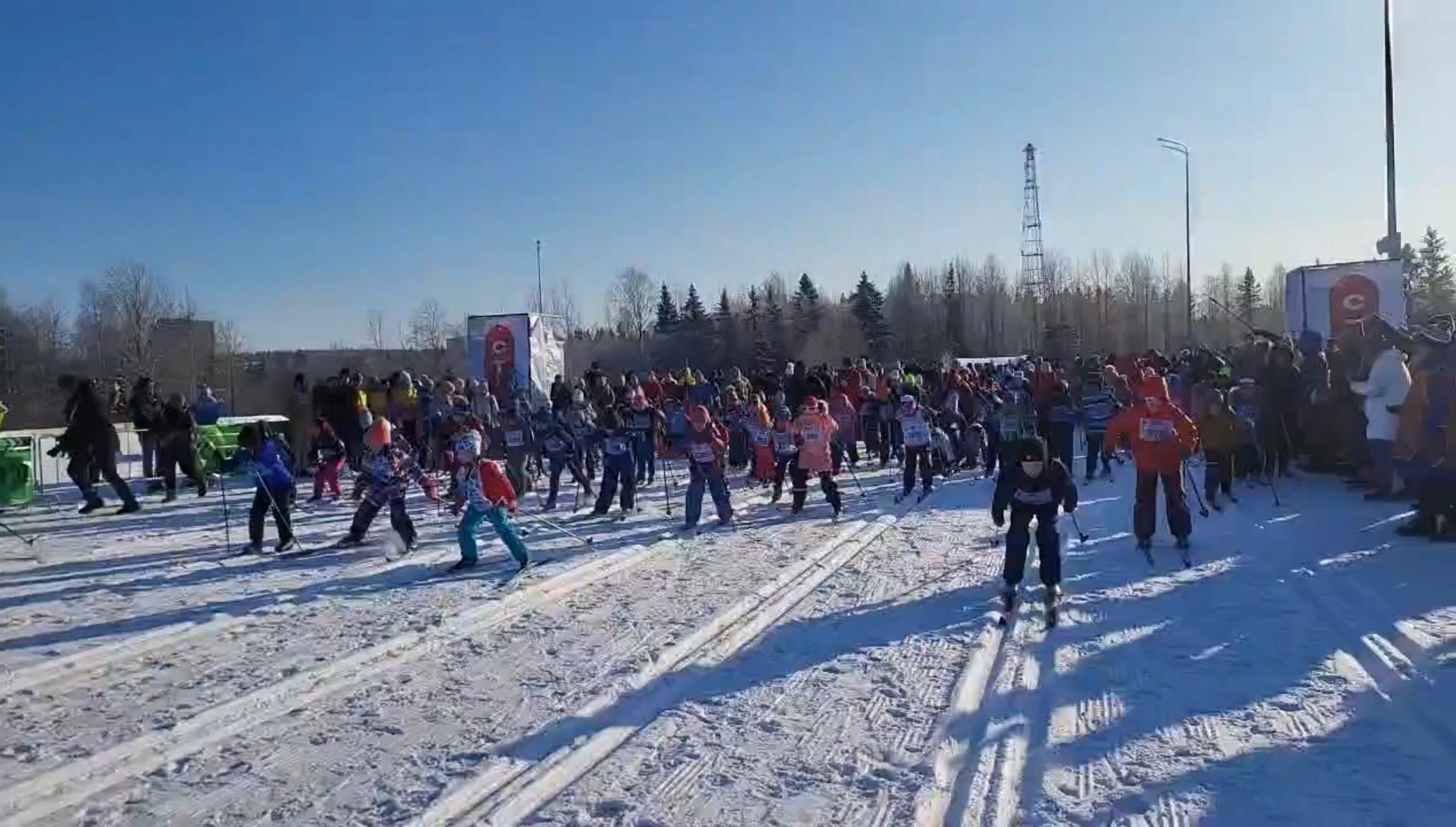 Захватывающий старт детей в Петрозаводске на «Лыжне России» показали в сети