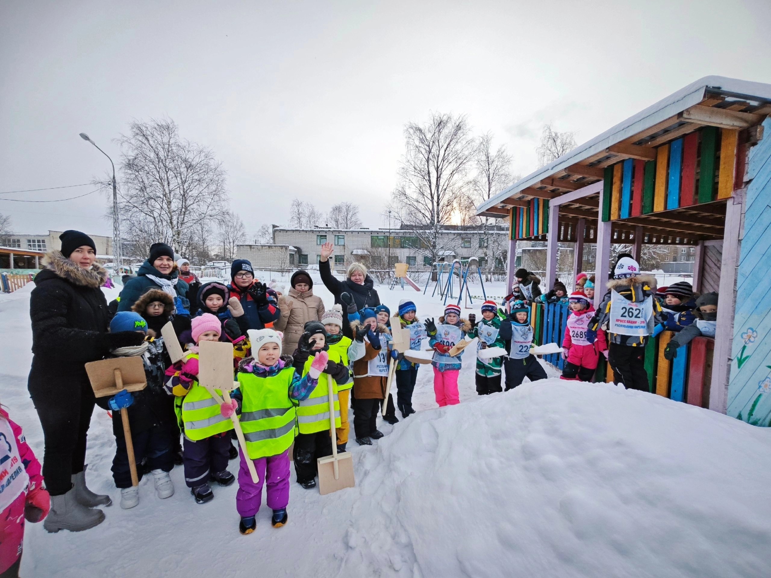 Воспитанники олонецкого центра помощи детям вручили малышам из детсада подарки ручной работы