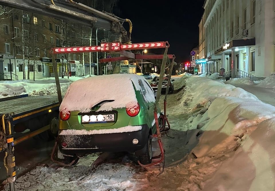 Невнимательные водители в Петрозаводске ночью лишились своих автомобилей