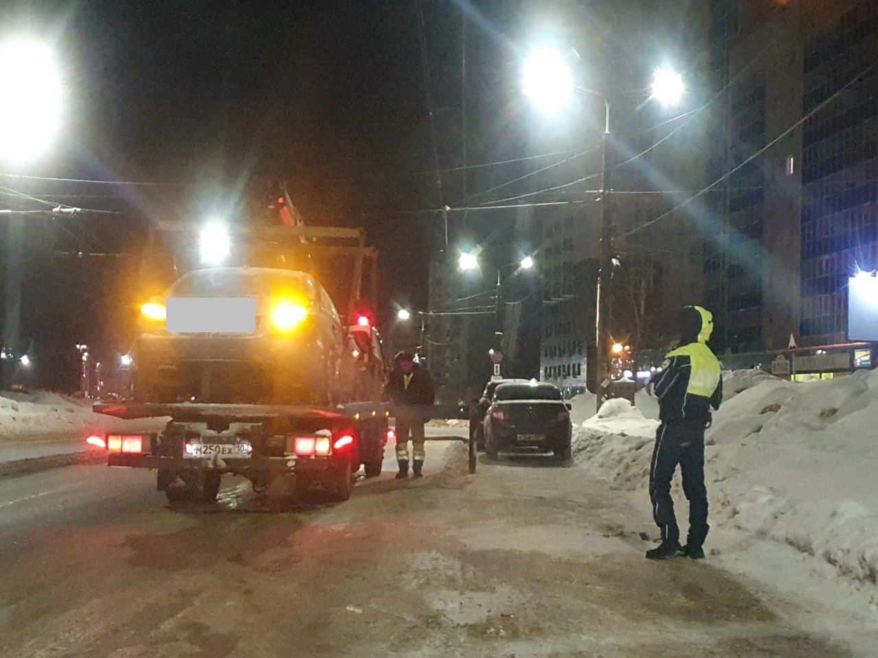 Вместе со снегом с оживленной улицы в Петрозаводске убрали лишние автомобили