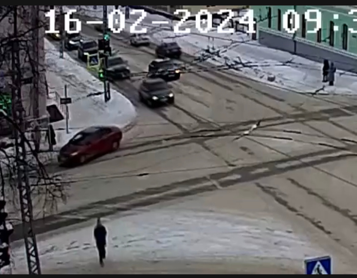 В Петрозаводске водитель не пропустил пешеходов на глазах у инспекторов ДПС