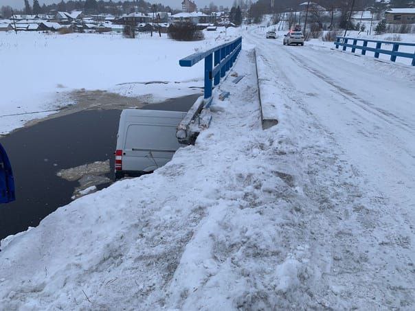 Правоохранители прокомментировали аварию с плавающим под мостом в Карелии микроавтобусом