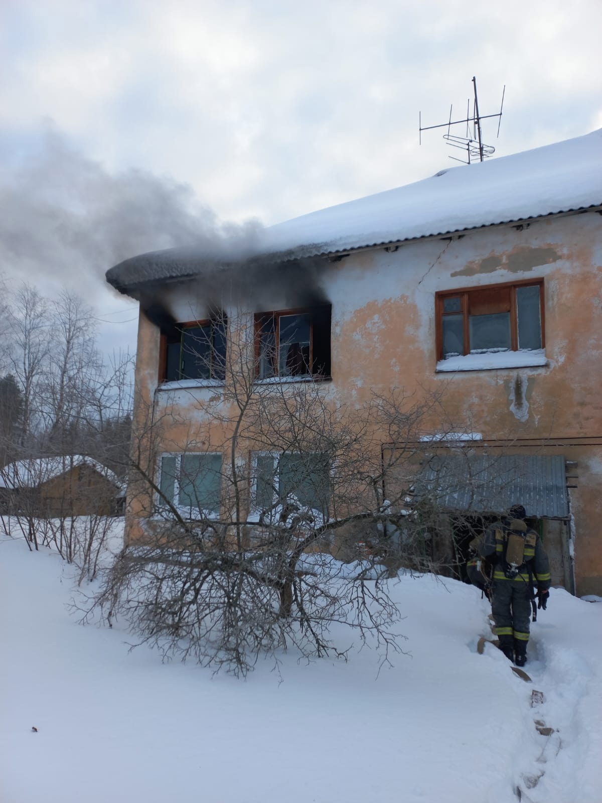 На западе Карелии семь огнеборцев тушили горящую квартиру