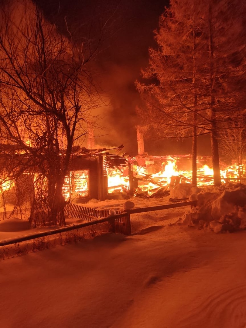 Огонь уничтожил многоквартирный дом в отдаленной деревне в Карелии