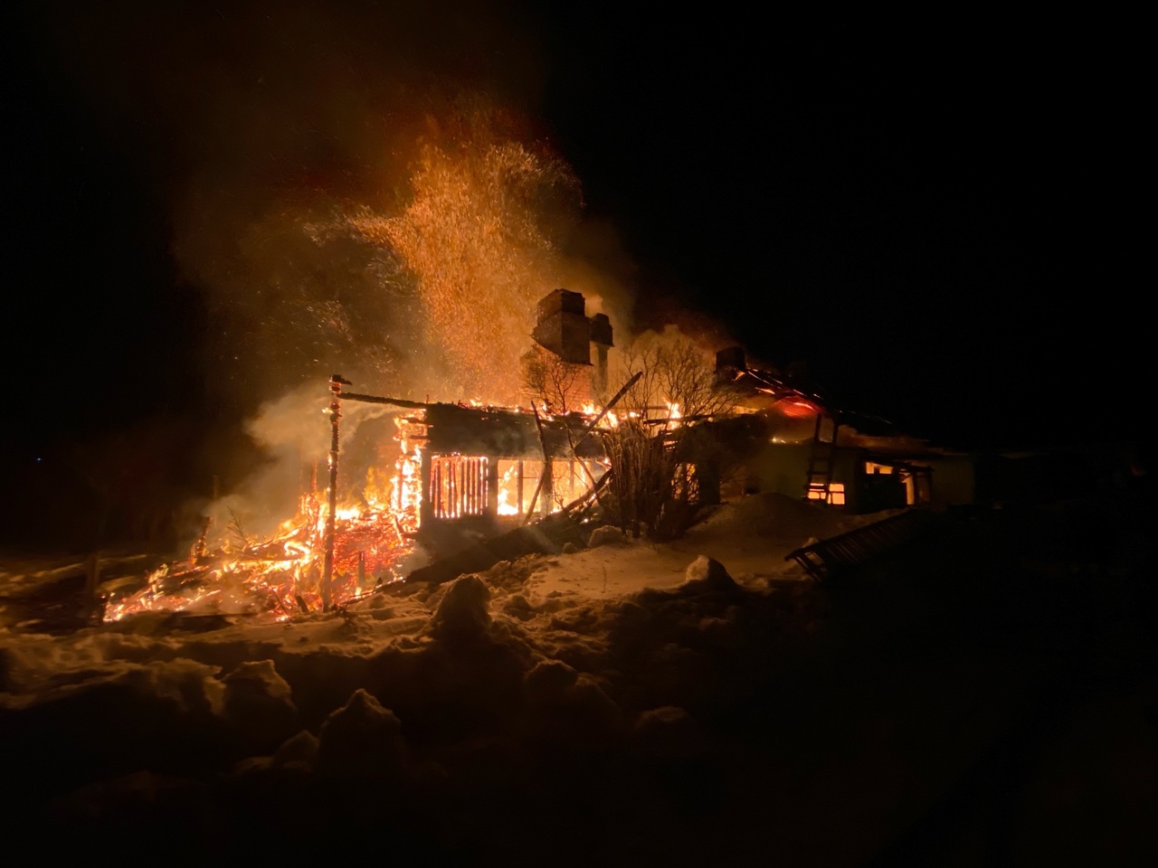 Огонь уничтожил дом на западе Карелии