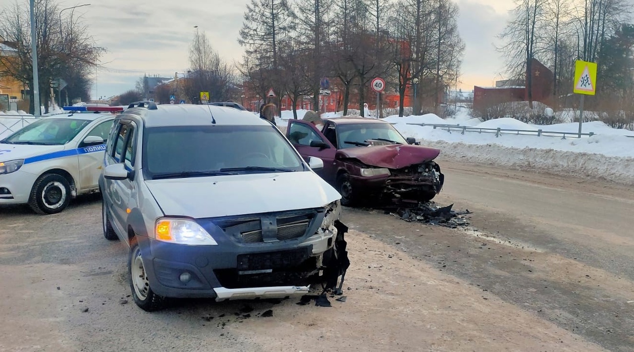 Два отечественных автомобиля в Карелии не поделили одну дорогу
