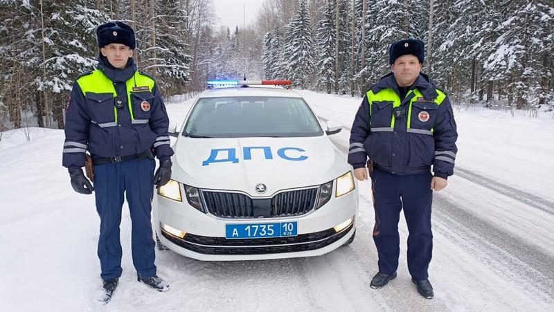 Большегруз из-за лопнувшего колеса перегородил  трассу в Карелии