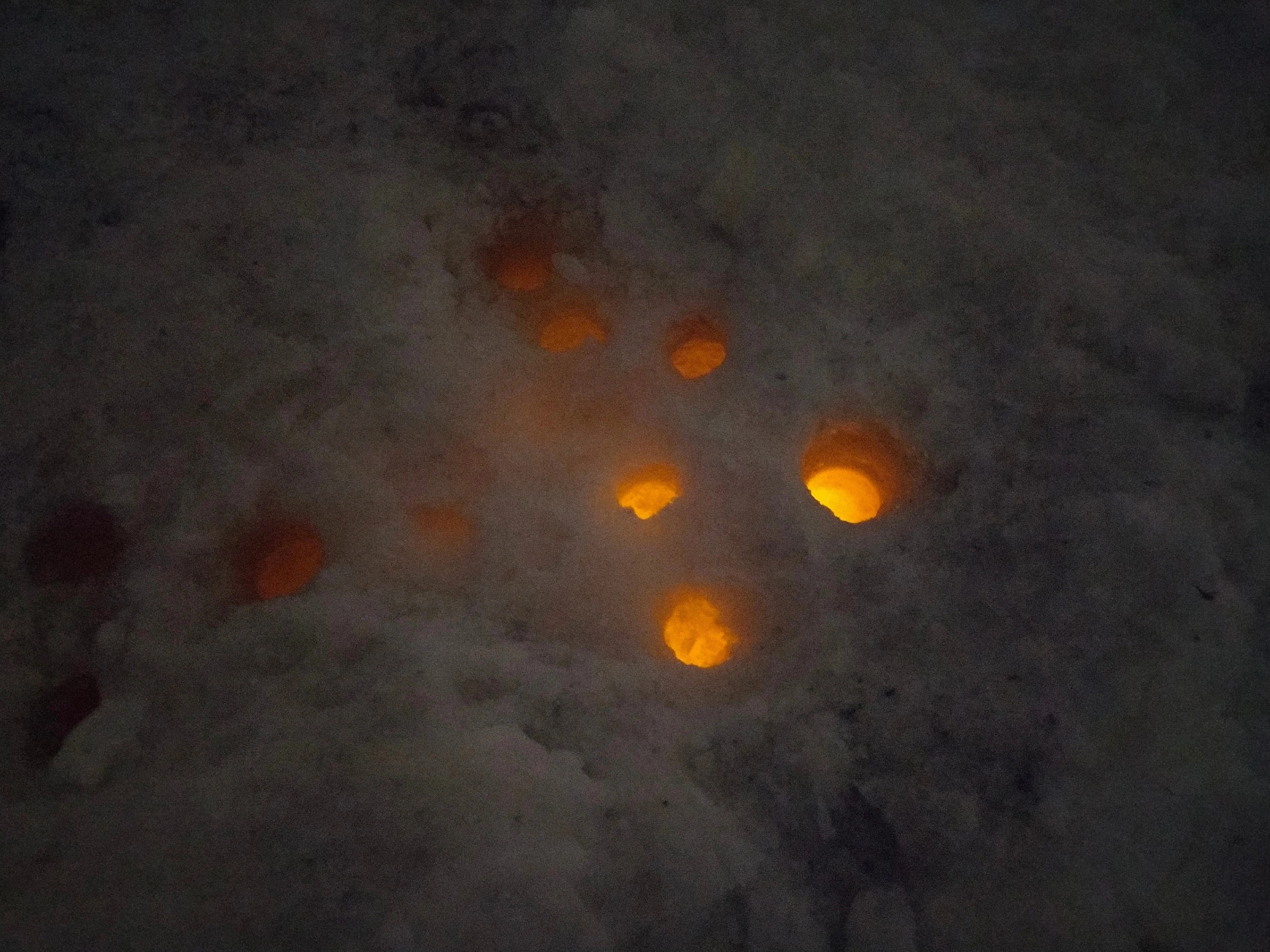 Странные огни подо льдом показала жительница Карелии
