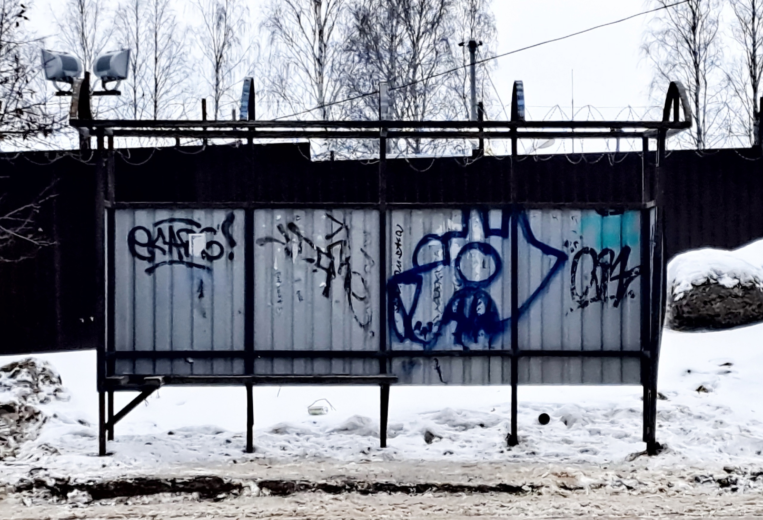 «Крышу на место!» — остановочный комплекс без крыши испытывает на прочность жителей Петрозаводска во время снега и ледяного дождя