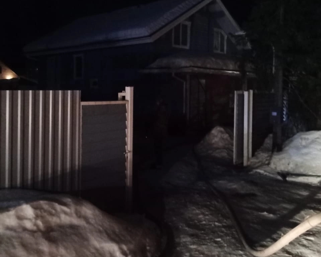 Жилой дом в полночь спасли пожарные в Карелии