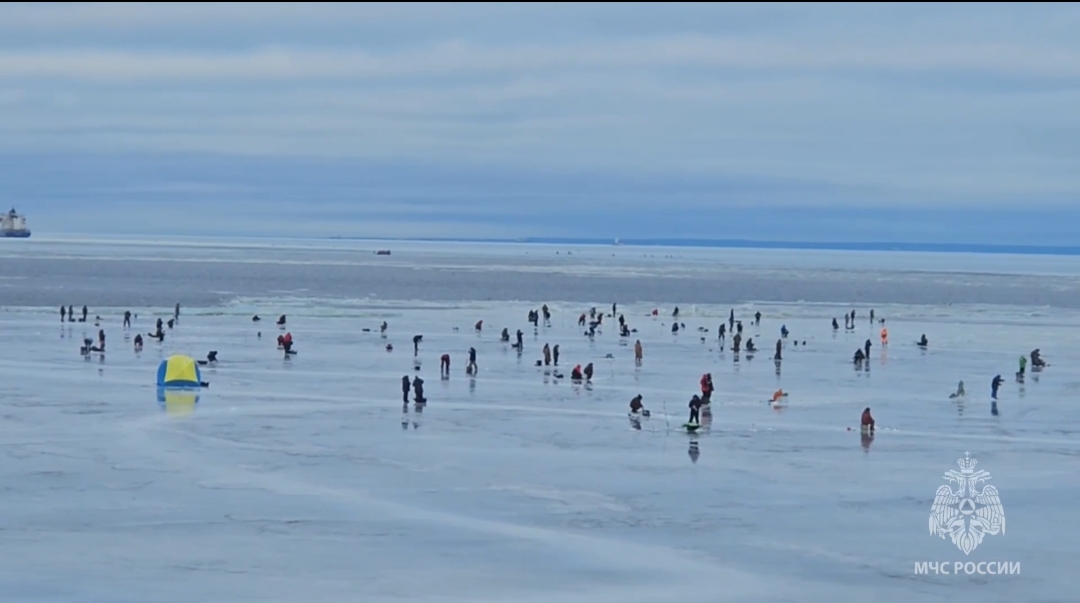 По соседству с Карелией рыбаки уплыли в море на льдине