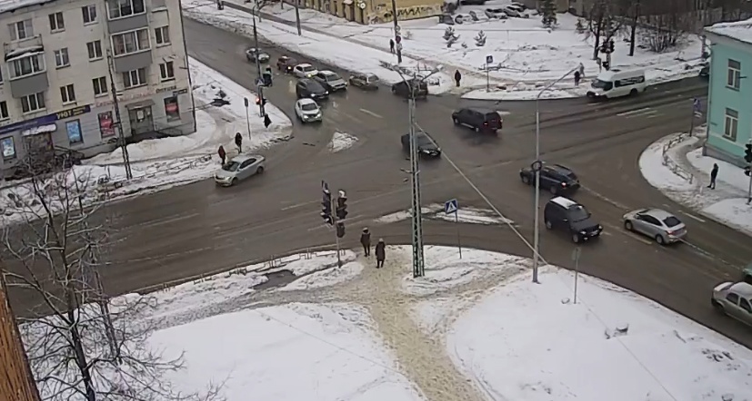 Авария произошла на оживленном перекрестке в расширенном центре Петрозаводска