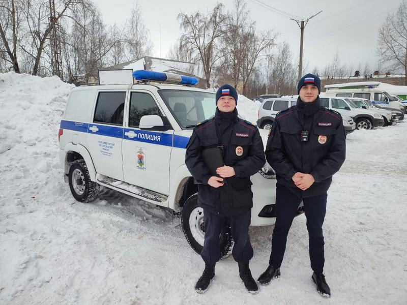 Дорожные полицейские вызволили машину жителя Карелии из снежного плена