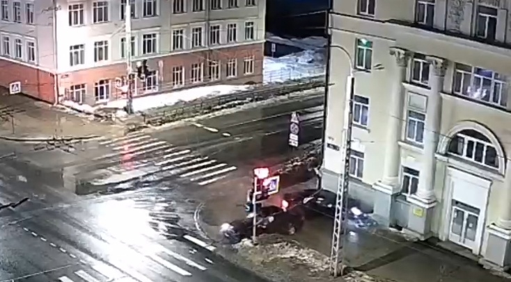 Молодой водитель за рулем иномарки, протаранившей здание ПетрГУ, снова проехал на красный свет