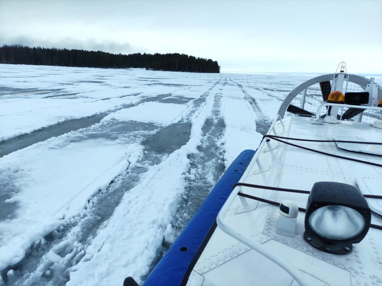 Спасатели провели разведку ледовой обстановки в Онежском озере