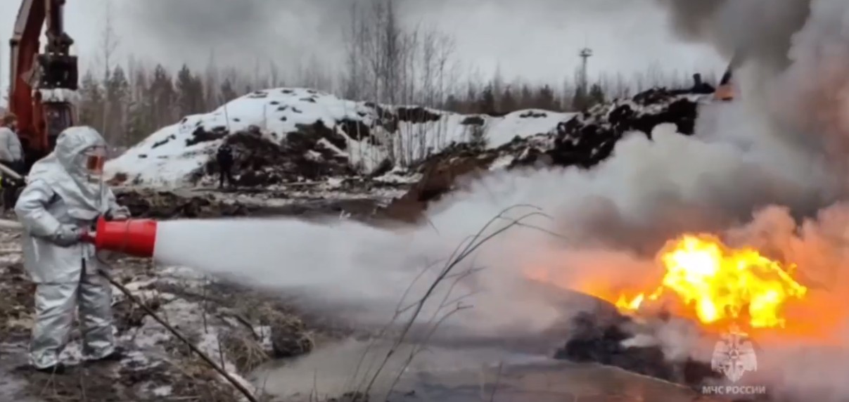 На территории бывшей нефтебазы в Сайнаволоке воспламенились остатки горючего