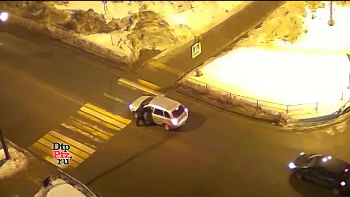 Неадекватный пешеход атаковал авто и водителя в Петрозаводске
