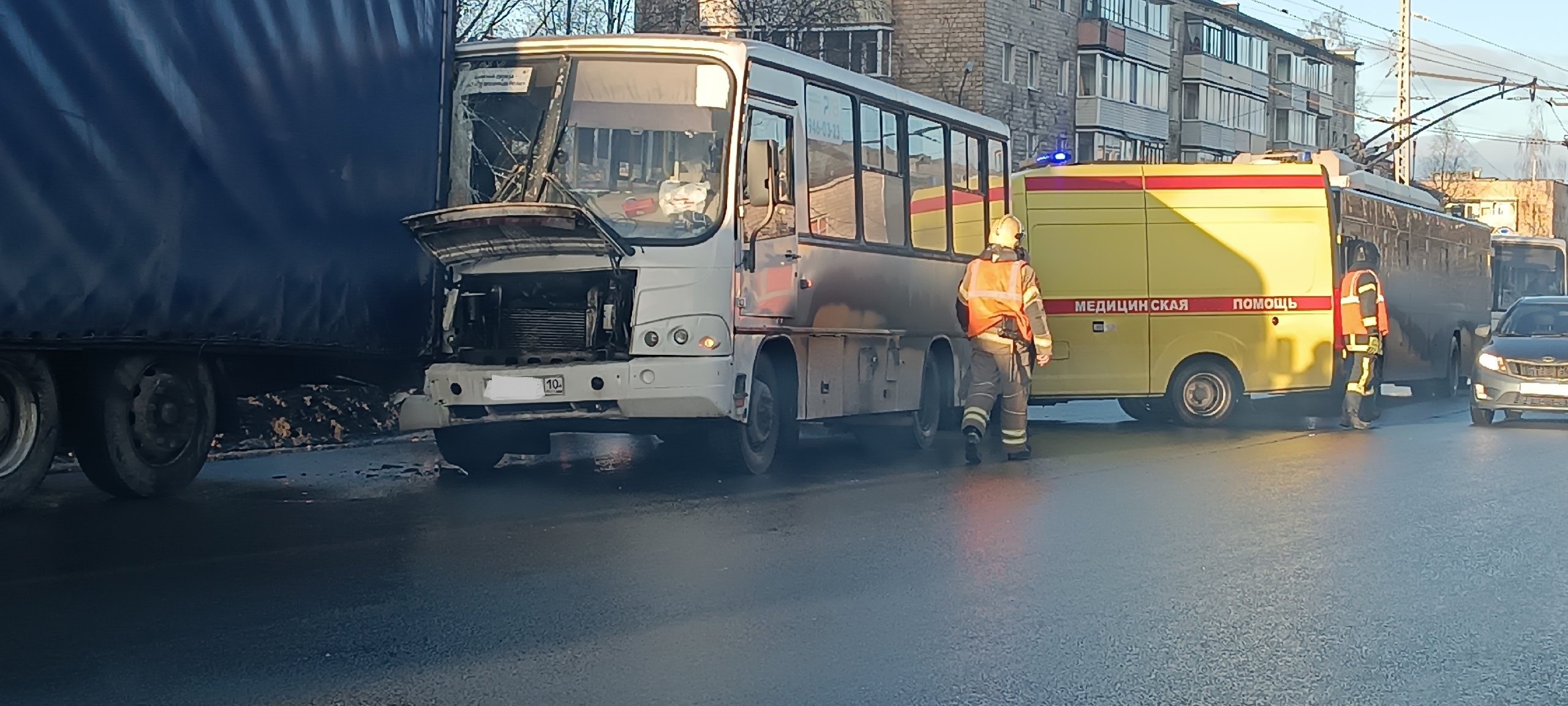 Маршрутка врезалась в грузовик на оживленном проспекте Петрозаводска