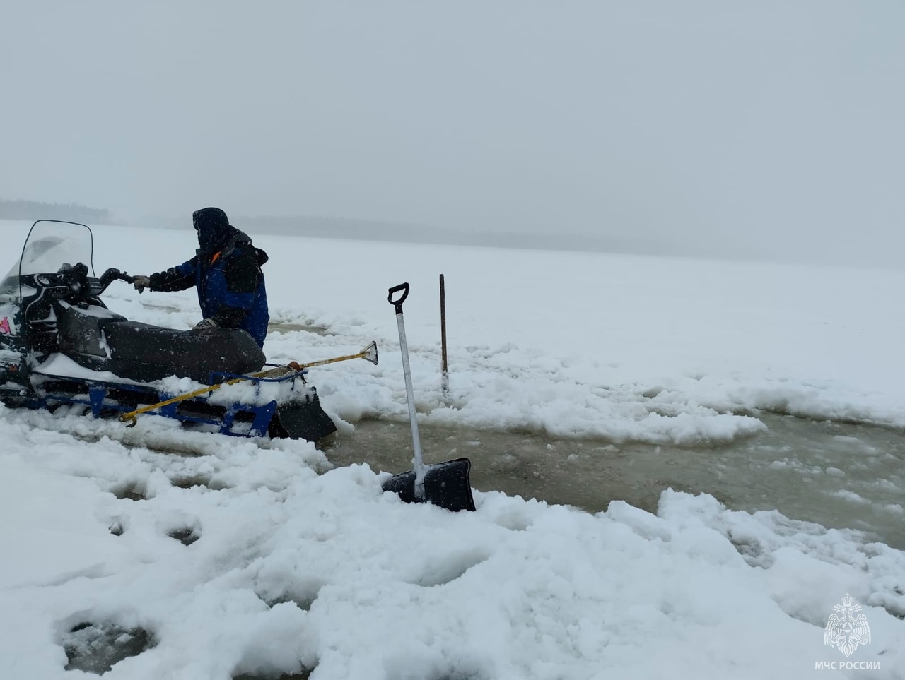 Без предупреждающего потрескивания: жителей города горняков предупредили об опасности льда
