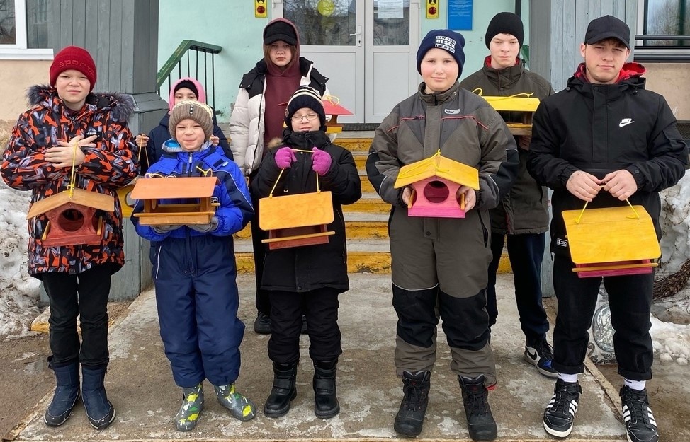 Карельские дети приняли участие в спасении птиц, развесив для них кормушки 