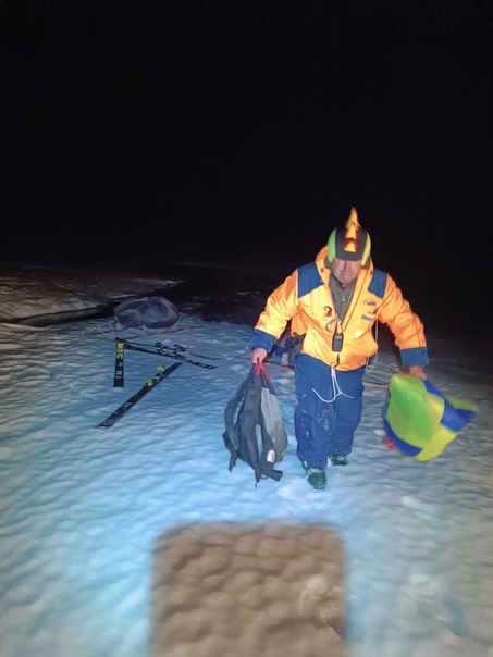 Двум спортсменам на льду Онежского озера потребовалась помощь спасателей