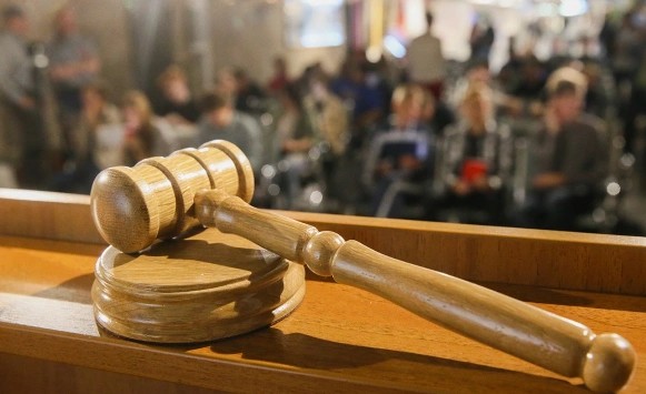 Суд в Карелии запретил фигурантам уголовного дела посещать массовые мероприятия