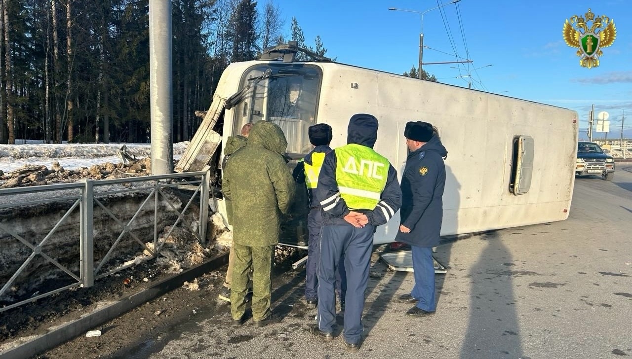 Прокуратура контролирует установление обстоятельств ДТП с опрокинувшимся автобусом в Петрозаводске
