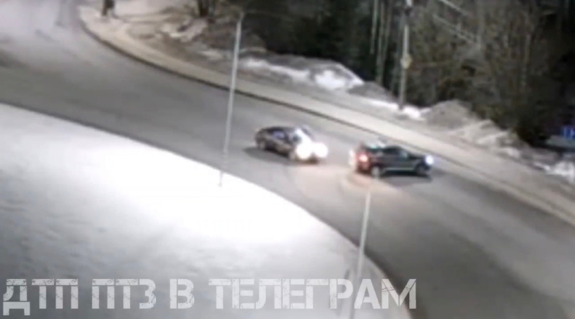 Машины развернуло на кольце в Петрозаводске после столкновения