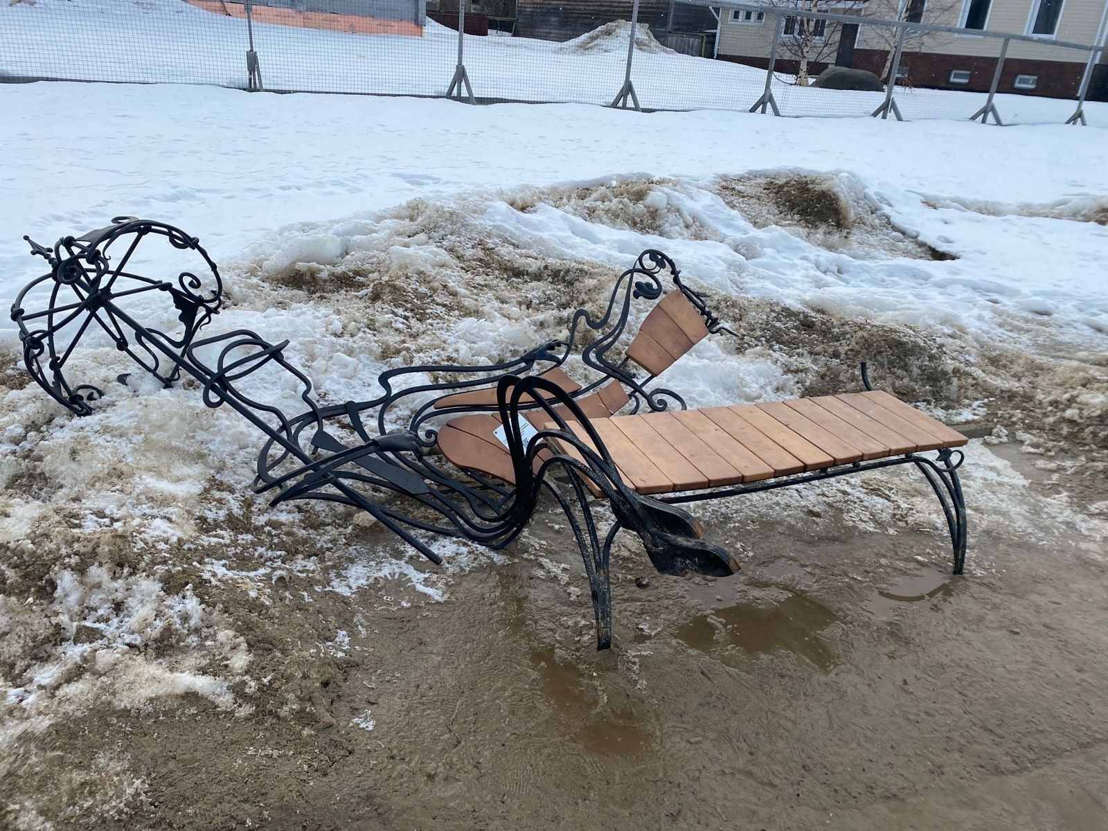 Вандалы сломали стильную скамейку на набережной в Петрозаводске
