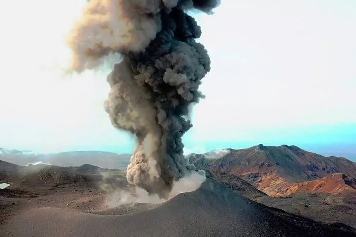 Российский вулкан выбросил столб пепла на высоту в несколько тысяч метров