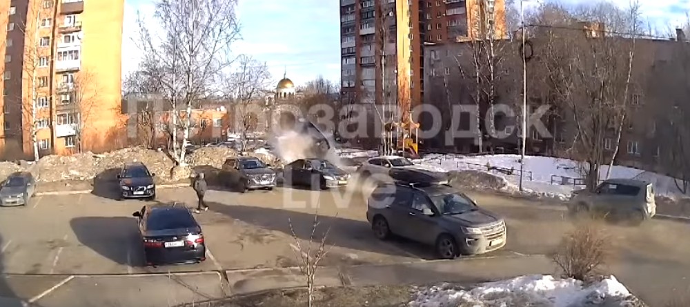 Пешеход чудом спасся в страшной аварии во дворе Петрозаводске