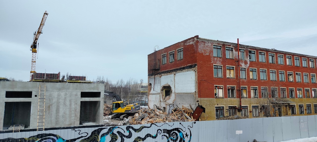 В историческом центре Петрозаводска сносят четырехэтажное здание