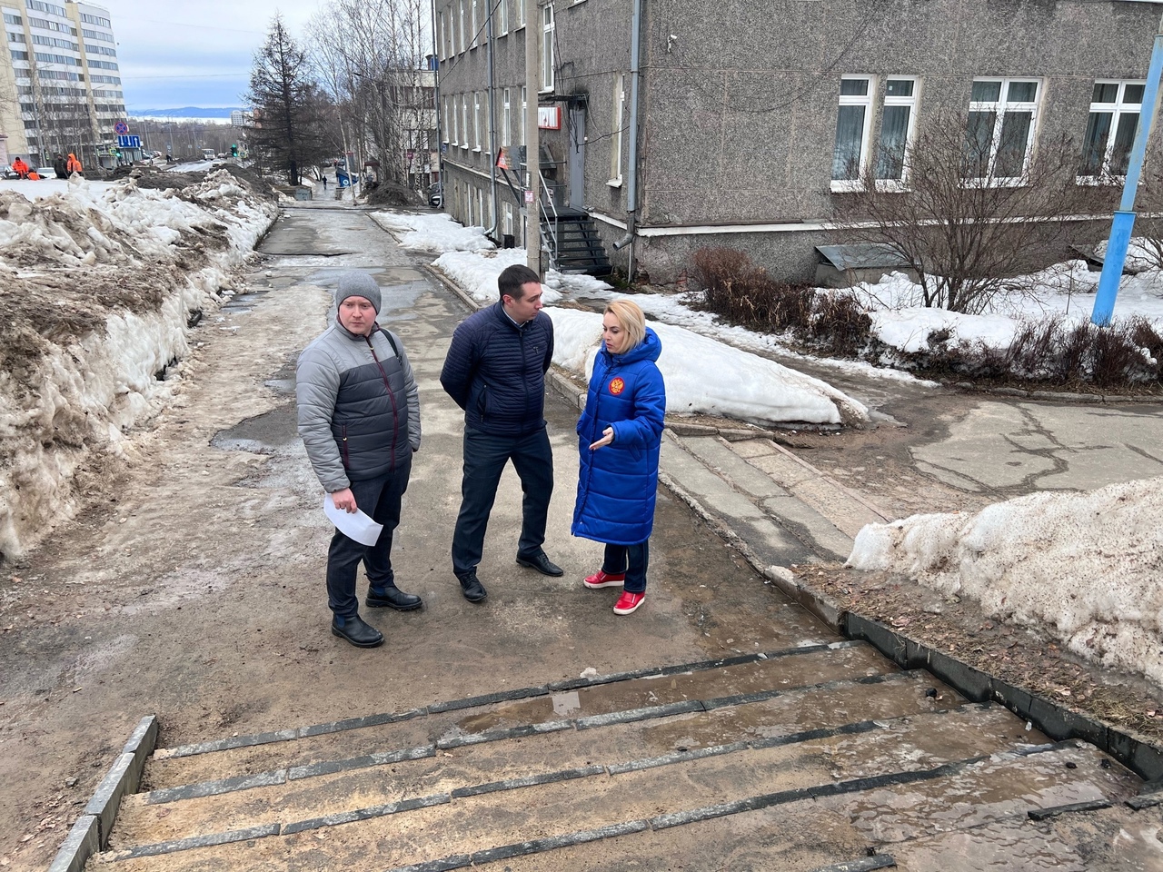В Петрозаводске начали восстанавливать поврежденные за зиму ограждения