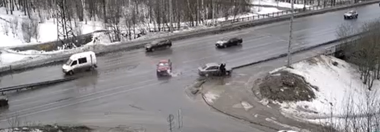 Пешеход в Петрозаводске чудом спасся от вылетевшего на тротуар автомобиля 
