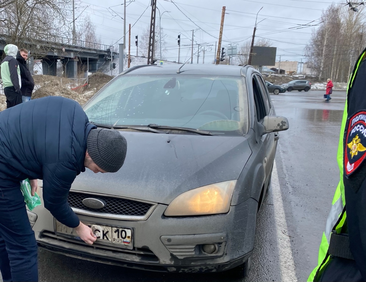 В Петрозаводске проверили чистоту номерных знаков у автомобилей горожан