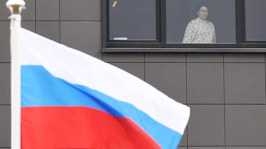 Детские сады и вузы обязали поднимать российский флаг