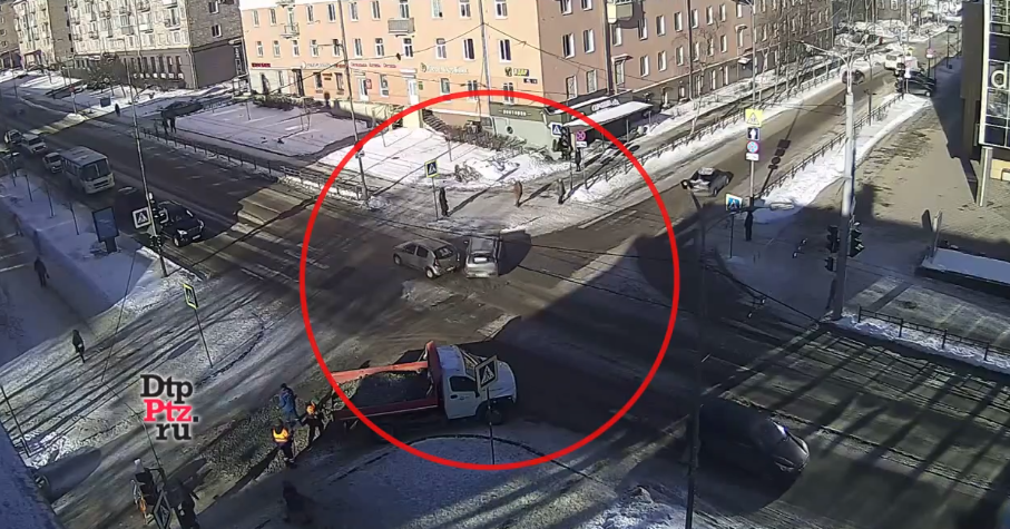 В центре Петрозаводска из-за ограниченного обзора столкнулись две легковушки