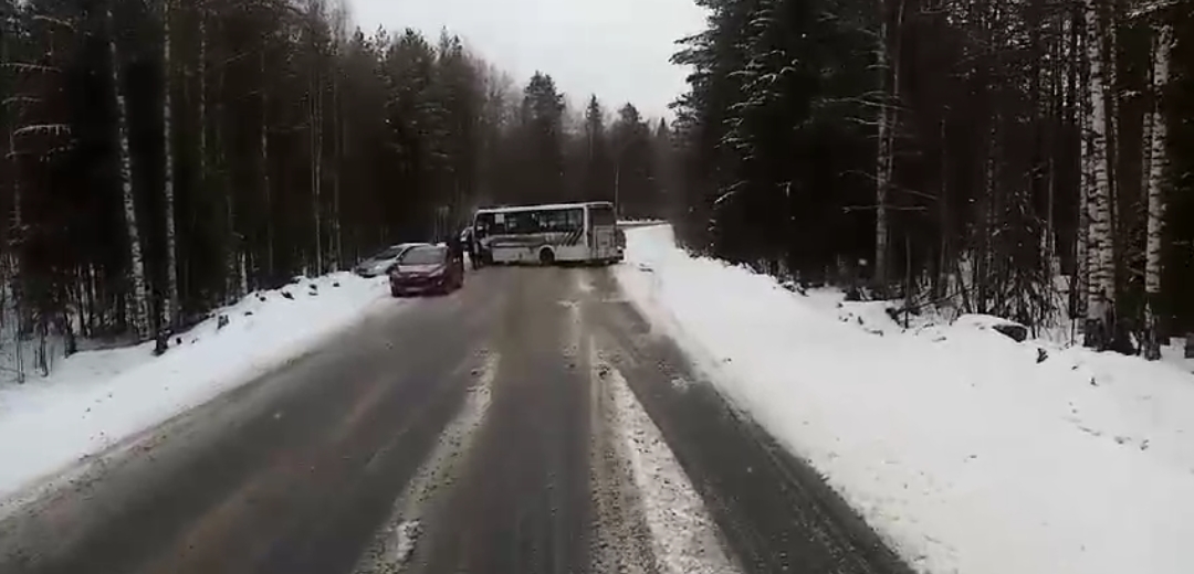 Разбившийся автобус перегородил дорогу рядом с Петрозаводском