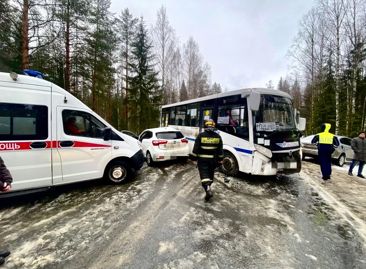  Появились подробности аварии, где разбившийся автобус перегородил дорогу рядом с Петрозаводском