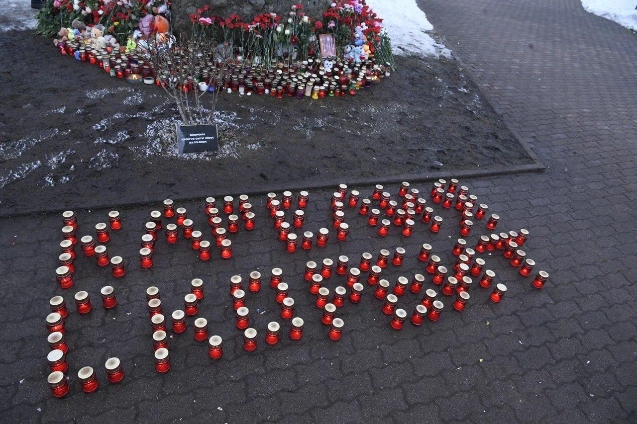 Карелия присоединилась ко всероссийской акции: волонтеры выложили из горящих свечей слова «Карелия скорбит»