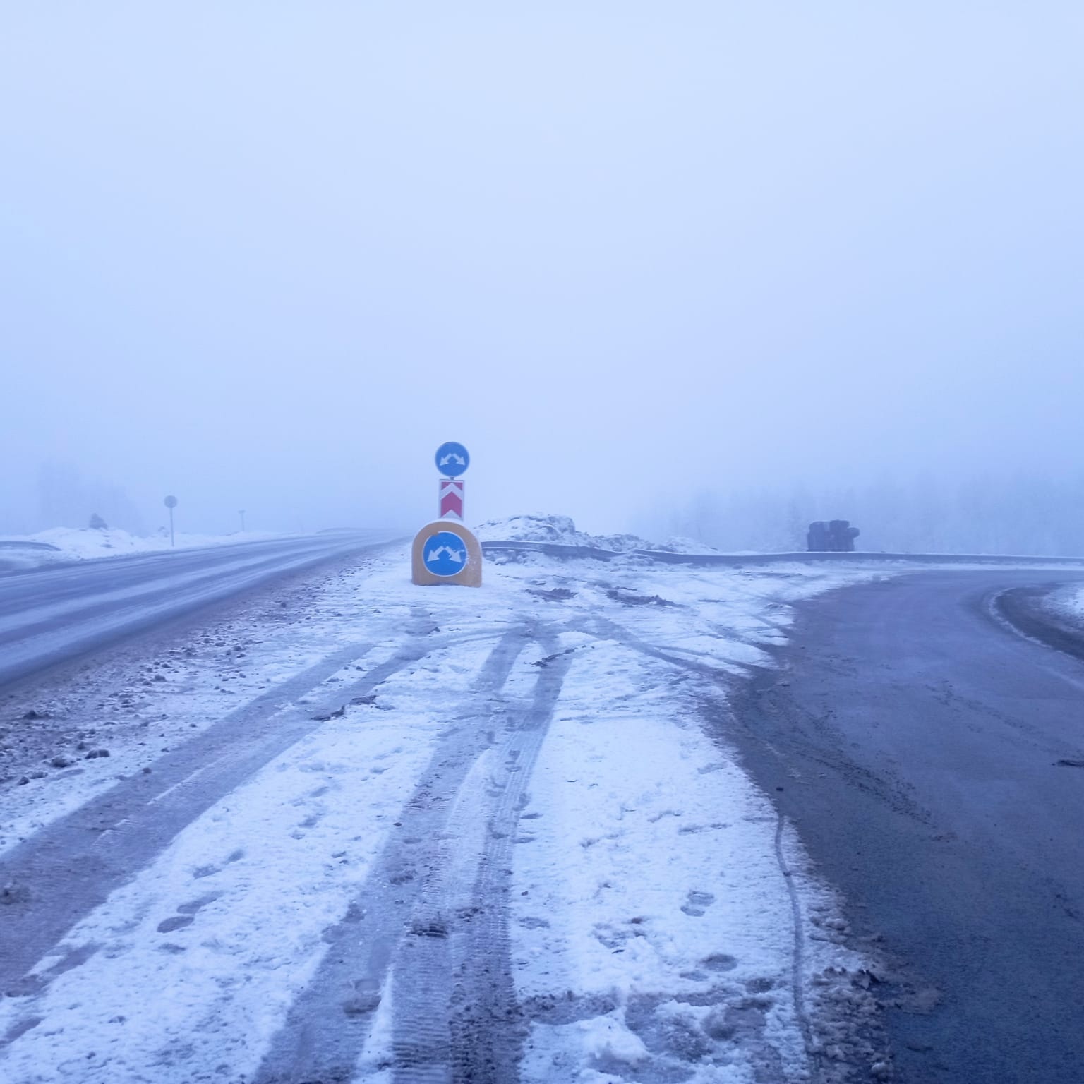 Водитель и пассажир иномарки не были пристегнуты, когда машина вылетела в  кювет и опрокинулась на трассе в Карелии | СТОЛИЦА на Онего