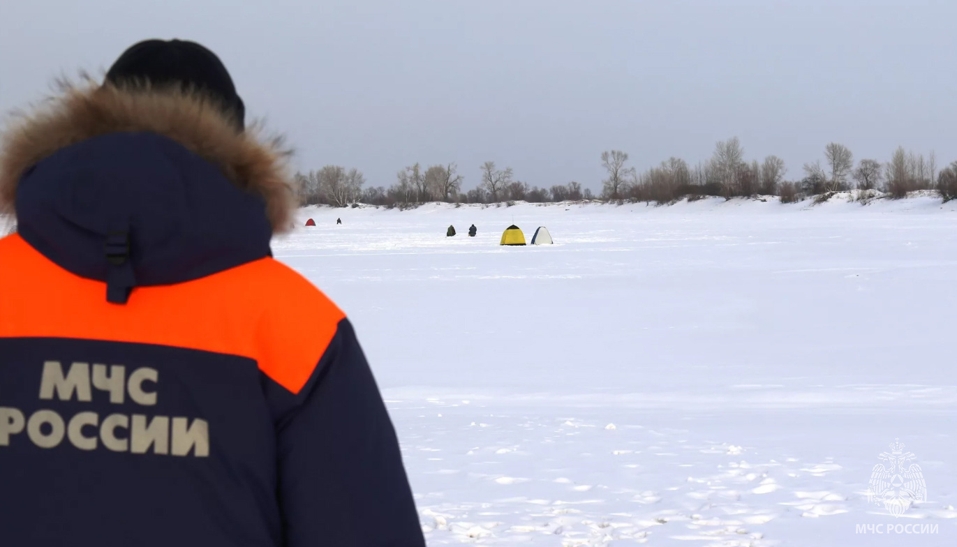 Рыбаки провалились под лед на огромном озере в Карелии