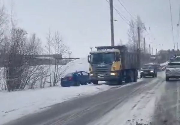 Пробка из-за разбитых в ДТП машин образовалась на пути в один из районов Петрозаводска