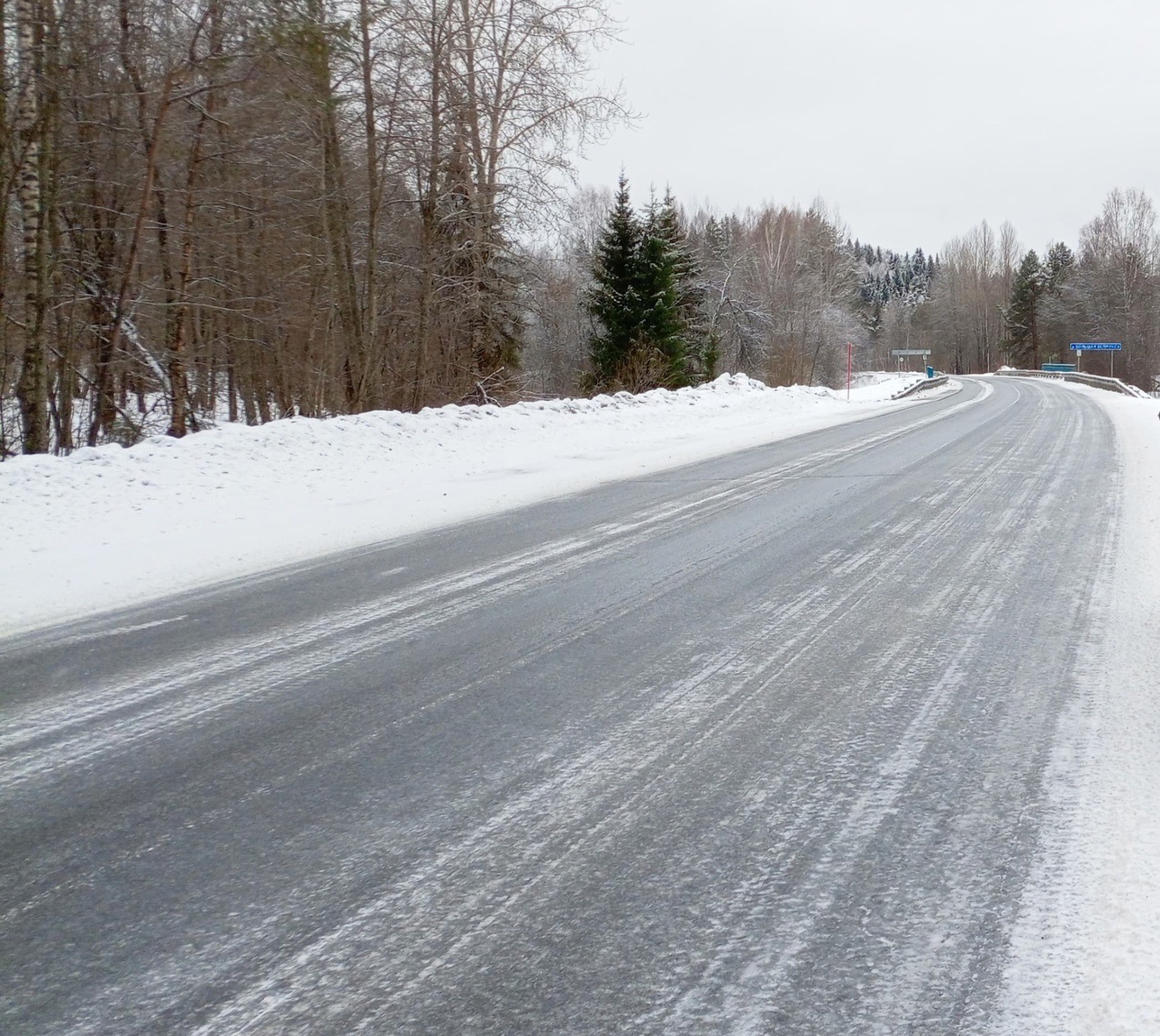 Об опасном гололеде и ухудшении видимости из-за снегопада предупредили в ГИБДД Карелии
