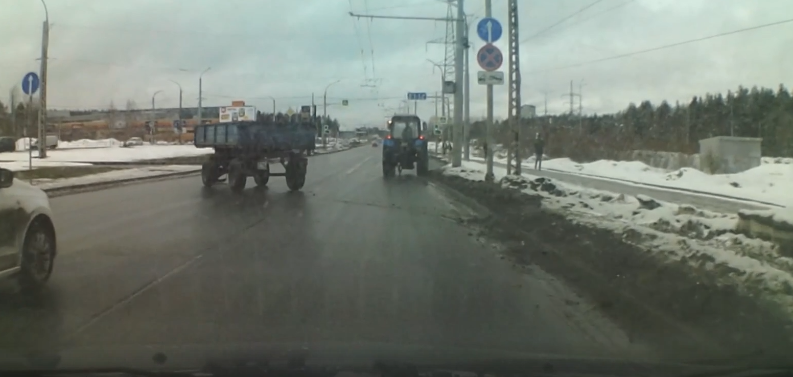 Синий трактор устроил в Петрозаводске экстремальный триал