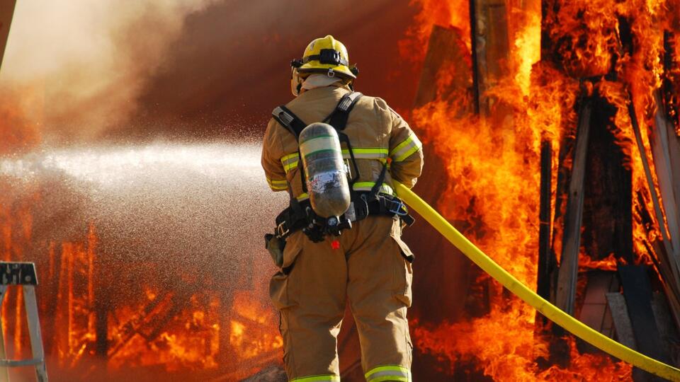 Пожарные в Карелии победили огонь в доме на берегу моря