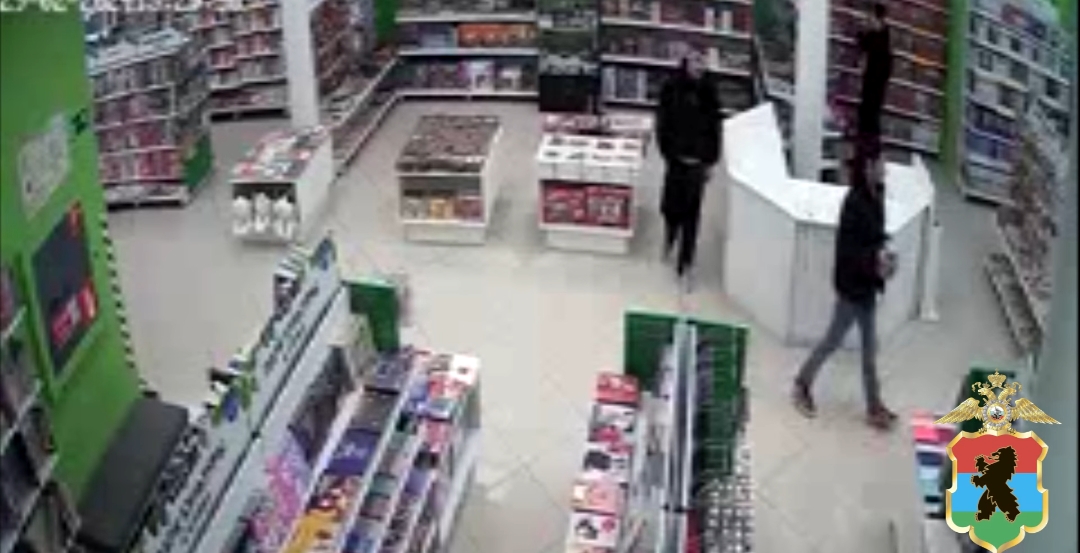 В Петрозаводске разыскивают двух подозреваемых в краже из книжного магазина