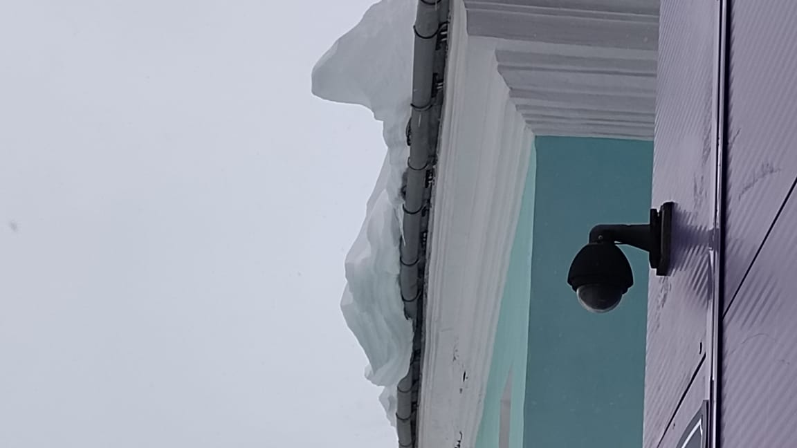 Опасные снежные козырьки нависли над пешеходами на оживленном проспекте Петрозаводска