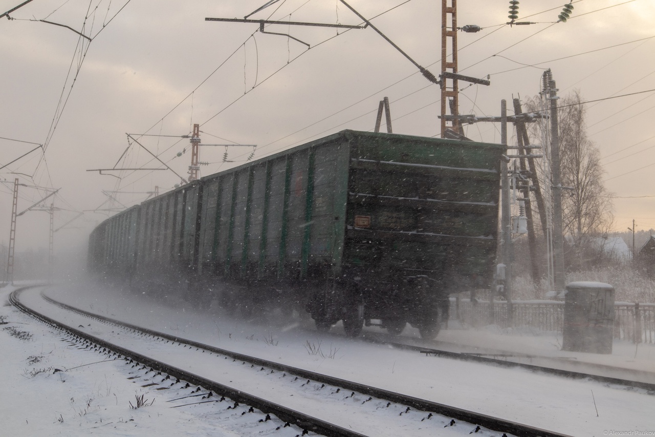 Одиночный локомотив протаранил автомобиль на переезде в Карелии